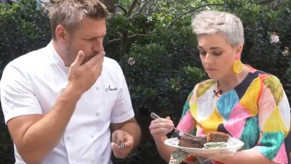 Curtis Stone and Jane de Graaff try the three-ingredient Christmas cake hack