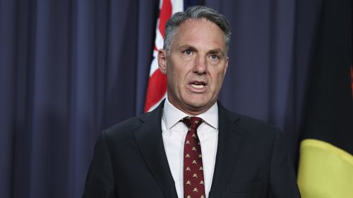 O vice-primeiro-ministro e ministro da Defesa, Richard Marles, durante uma conferência de imprensa no Parlamento em Canberra, na segunda-feira, 1º de dezembro de 2025. 