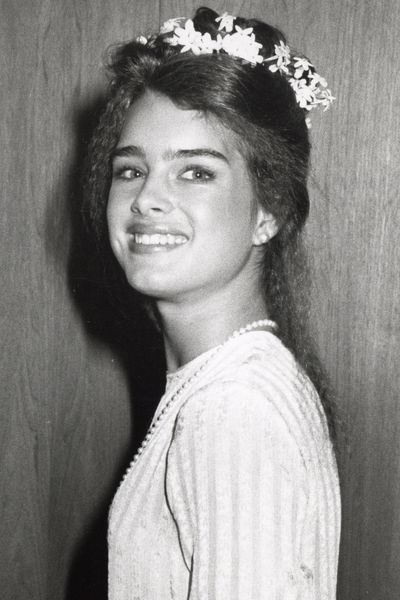 Side swept hair is huge at the Academy Awards. Here, a baby-faced Brooke
Shields pulls her crimped hair to one side and accessorises with
a flower crown at the 1979 Oscars.