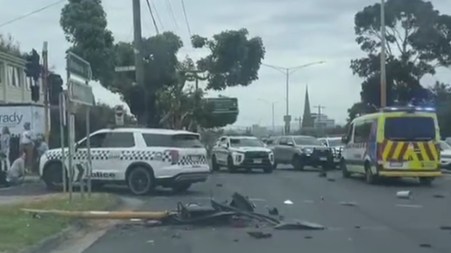 Detritos foram espalhados pelo chão enquanto a polícia e uma ambulância invadiam o local.