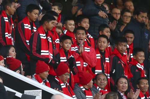 The 12 boys who were trapped for nearly two weeks in a flooded cave in Thailand have been given the VIP treatment by English football team Manchester United. 