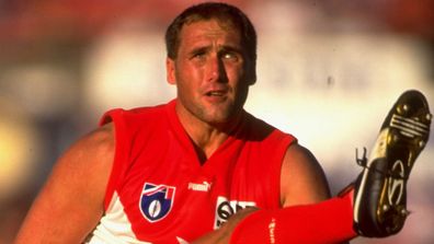 Tony Lockett playing for the Sydney Swans in 1999. (Getty)