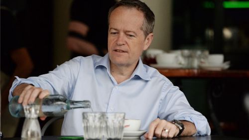 Mr Shorten visits a coffee shop in the federal seat of Leichhardt, in Cairns today. (AAP)