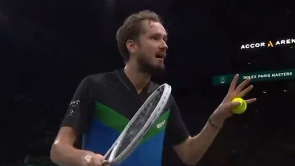 'Shut your mouths': Daniil Medvedev threatens to stop playing, flips bird at crowd in eventful Paris loss