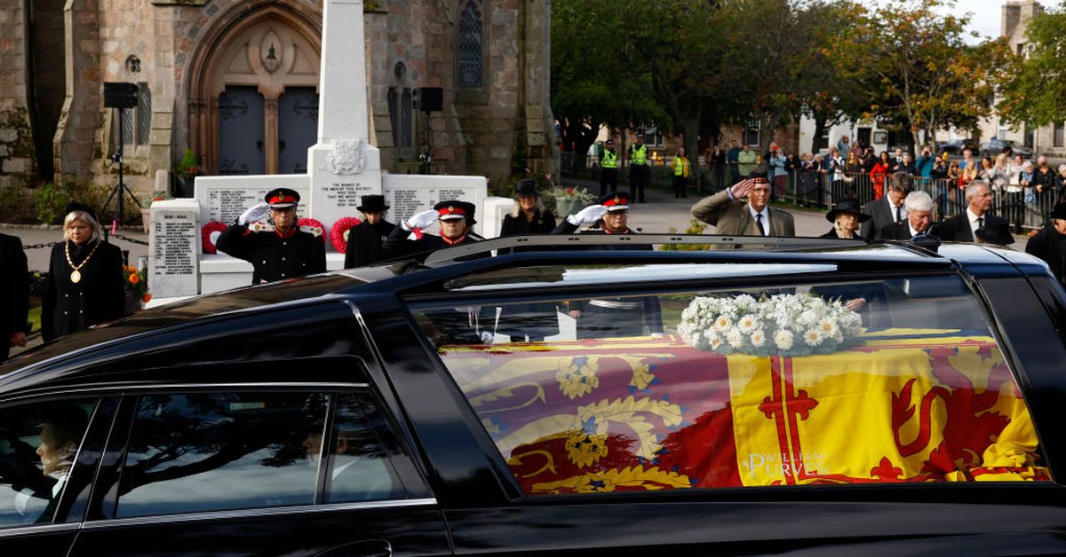 Live updates: Thousands gather to say goodbye to Queen; William Harry Kate and Meghan back together; Funeral confirmed for September 19; Charles proclaimed King in historic ceremonies – 9News