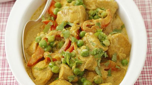 Chicken curry with peas and capsicum