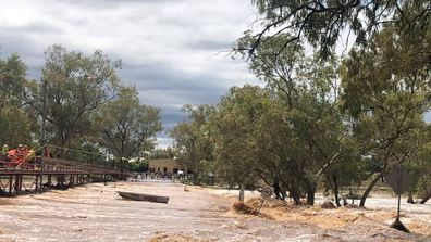 Trwa akcja ratunkowa na moście Undoolya w Alice Springs po tym, jak mężczyzna zostaje uwięziony.