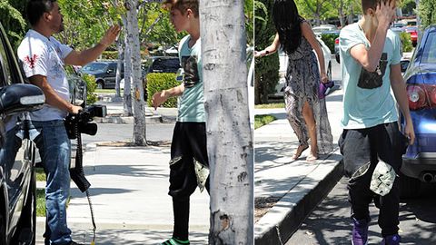 Justin Bieber loses shoe in punch up with paparazzi