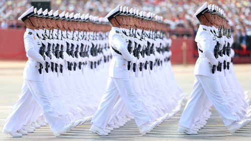 Askerler, Tiananmen Meydanı'nda Japonya'ya karşı zaferin 80. yıl dönümünü kutlayan askeri geçit sırasında yürümekte.