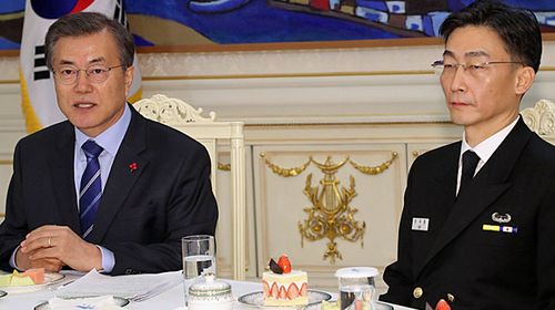 South Korean President Moon Jae-in (L) talks with Lee Kook-jong, a doctor at Ajou University Hospital. (Photo: AP).