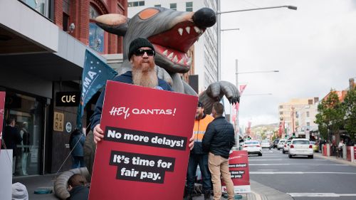 Gli ingegneri protestano fuori dall'AGM Qantas del 2024 a Hobart.