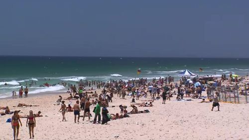 Sydneysiders try to cool down at the beach. (9NEWS)