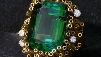 Shock maker of unique ring worth thousands is revealed on Antiques Roadshow. 
