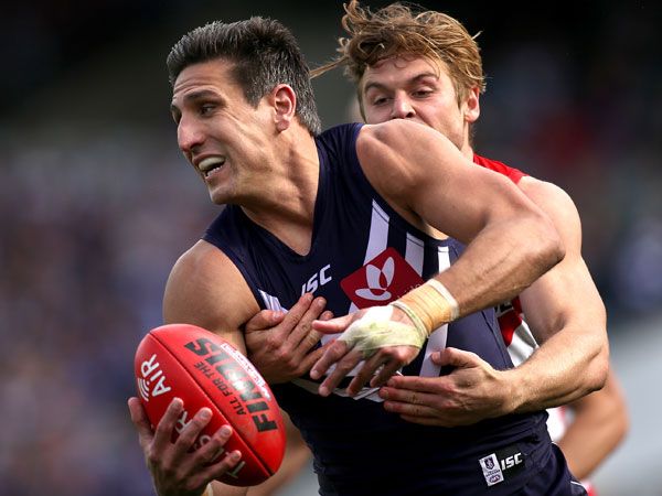 Dockers star Pavlich to play on in 2016