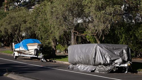 NOTIZIE: Barche e roulotte parcheggiate o abbandonate lungo Darley Rd, Leichhardt. 15 settembre 2025, foto: Wolter Peeters, The Sydney Morning Herald.