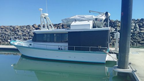 Un couple du Queensland a été secouru par un pêcheur après avoir été bloqué en mer sur des paddleboards pendant trois jours.