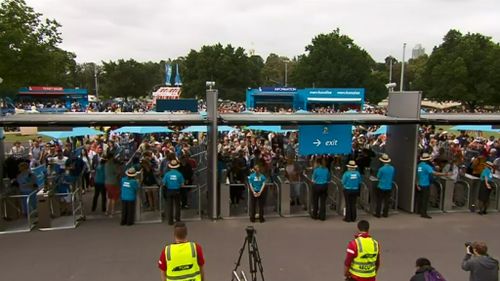 Chilly Melbourne weather did not scare off tennis fans on day one of the 2015 Australian Open. (9NEWS)