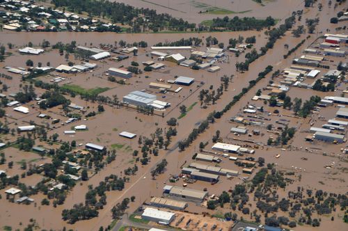 Aerial image showing properties inundated by floodwaters in Emerald, Queensland, in 2010. (AAP)