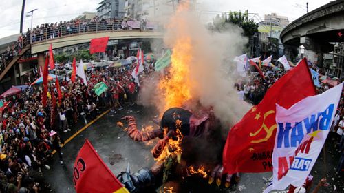 Protesters in Manila burn an effigy of Philippines President Rodrigo Duterte. (AP).