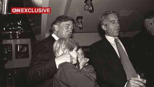 Donald Trump ve çocukları Eric ile Ivanka Trump, Jeffrey Epstein ile birlikte.