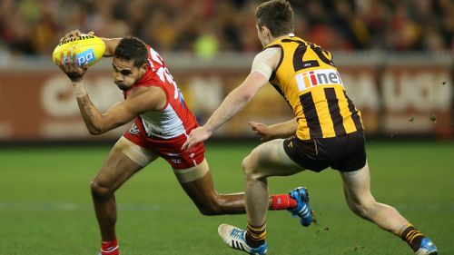 The Sydney Swans and the Hawthorn Hawks battle in an earlier match. (Getty)