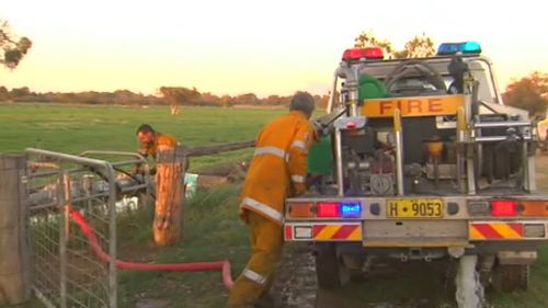 Bushfire threatening WA town of Uduc downgraded to watch and act