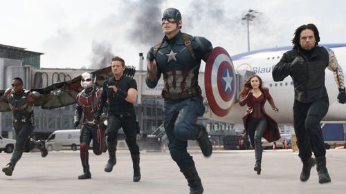 Anthony Mackie, de gauche à droite, Paul Rudd, Jeremy Renner, Chris Evans, Elizabeth Olsen et Sebastian Stan apparaissent dans une scène de Captain America : Civil War.