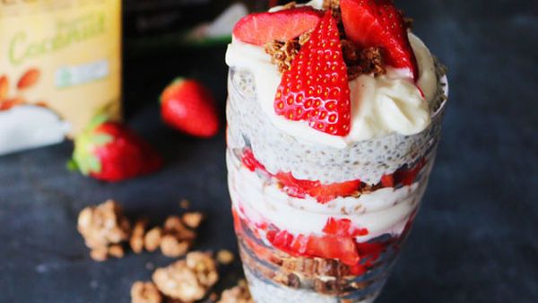 Breakfast parfait with granola