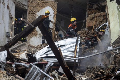 Пожарные Государственной службы Украины по чрезвычайным ситуациям работают в здании, разрушенном в результате обстрела Россией Кривого Рога, Украина, пятница, 16 декабря 2022 года. 