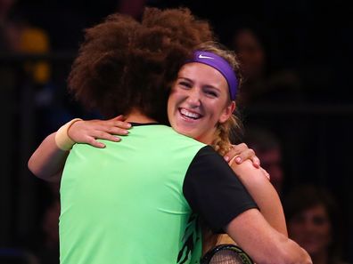 Penyanyi LMFAO Redfoo memeluk Victoria Azarenka dari Belarus selama pertandingan melawan Serena Williams dari Amerika Serikat The BNP Paribas Showdown pada 4 Maret 2013 di Madison Square Garden di New York City. (Foto oleh ELSA/Getty Images)