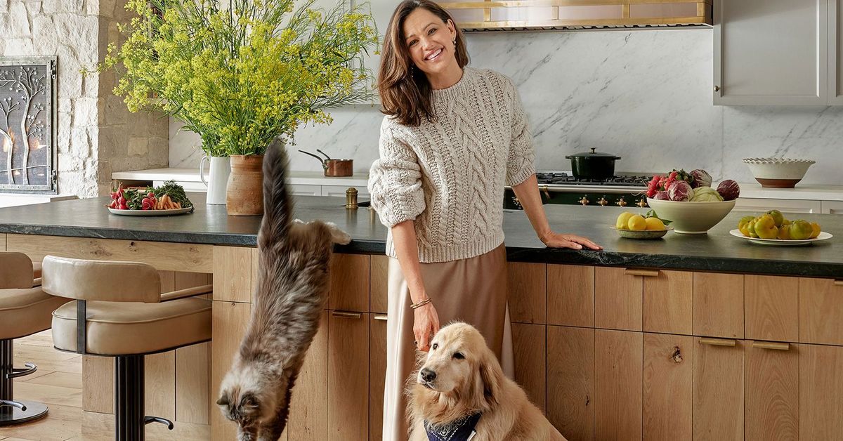 See another side to Hollywood actress Jennifer Garner as she shows off luxurious farmhouse-style home