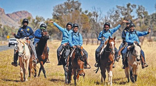 Schoolkids honour fallen Aboriginal light horsemen with eight-day Anzac ride to Alice Springs