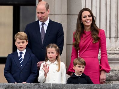 (L-R) Camilla, Duchess of Cambridge, Prince Charles, Prince of Wales, Queen Elizabeth II, Prince George of Cambridge, Prince William, Duke of Cambridge Princess Charlotte of Cambridge, Prince Louis of Cambridge and Catherine, Duchess of Cambridge stand on the balcony during the Platinum Pageant on June 05, 2022 in London, England.  