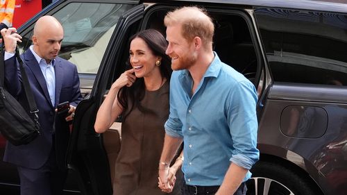 MELBOURNE, AUSTRALIA - 16 APRILE: Meghan, duchessa di Sussex, e il principe Harry, duca di Sussex arrivano per una visita a batry Australia, un programma di impegno per la salute mentale presso la Swinburne University of Technology il 16 aprile 2026 a Melbourne, Australia. Il Duca e la Duchessa di Sussex sono in visita di quattro giorni in Australia, con impegni a Melbourne, Canberra e Sydney. (Foto di Jonathan Brady/PA Wire-Pool/Getty Images)