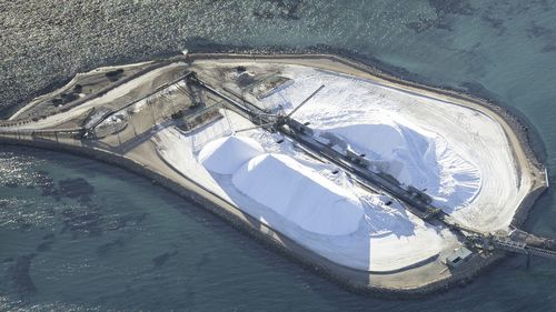 Foto aerea scattata da un piccolo aereo che mostra le saline sottostanti a Useless Loop, Shark Bay, Australia occidentale