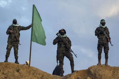 Os combatentes do Hamas ocupa um lugar à frente de entregar os quatro corpos com a Cruz Vermelha em Khan Yenon, Southern Gaza Strip, quinta -feira, 20 de fevereiro de 2025. Israel identificou três corpos e disse -se para o outro que está nos corpos, e para os outros que são os corpos, e para o outro que é dito em um dos corpos e dos refletidos. (ABD Photo / Abdel Kareem Hana)