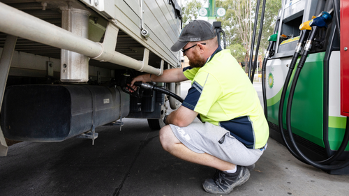 Un camionista che effettua consegne a livello locale ogni giorno dopo il lavoro fa il pieno di diesel alla BP Minchinbury a Sydney. 19 marzo 2026.