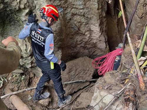 Lunedì 25 maggio i soccorritori lavorano per raggiungere gli abitanti del villaggio rimasti intrappolati in una grotta nella provincia di Xaisomboun, Laos.