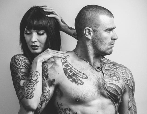 Stuart Bonds is married to a Finnish tattoo model Sini Ariell, who he met on a reality tv show.