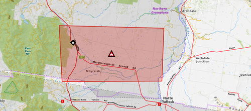 The grassfire is burning on the Sunraysia Highway, moving towards Moyreisk.