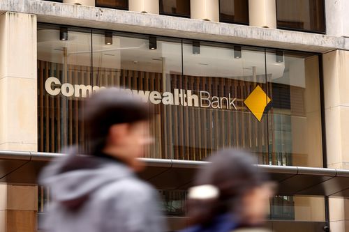 Segnaletica per la Commonwealth Bank of Australia presso una filiale a Sydney, in Australia, lunedì 5 agosto 2024. CBA pubblicherà i risultati degli utili dell'intero anno il 14 agosto. Fotografo: Brendon Thorne/Bloomberg