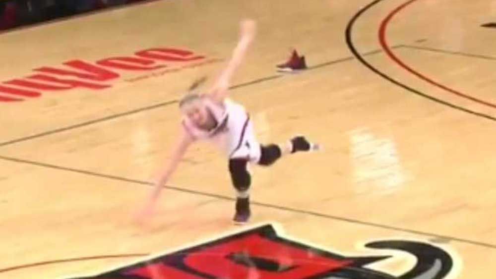 Basketball: Player can't keep her feet after losing shoe