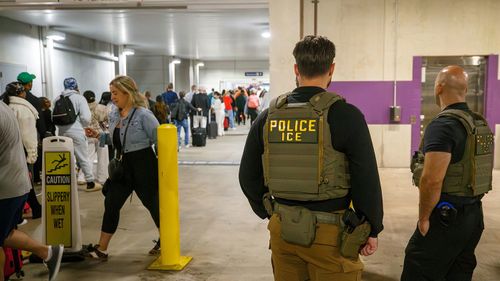 Agentes do ICE fora do Aeroporto Internacional Louis Armstrong.