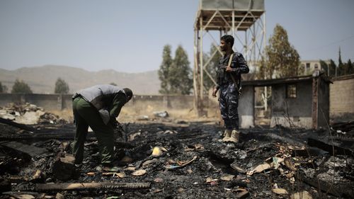 رجال شرطة يمنيون يتفقدون موقعًا لغارات جوية بقيادة السعودية استهدفت منزلين في صنعاء ، اليمن مع استمرار الصراع في إلحاق الضرر بالبلد. 