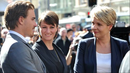 Hugo and Harriet Wran talking with Labor MP Tanya Plibersek at Neville Wran's funeral, four months before she was charged with murder. (AAP)