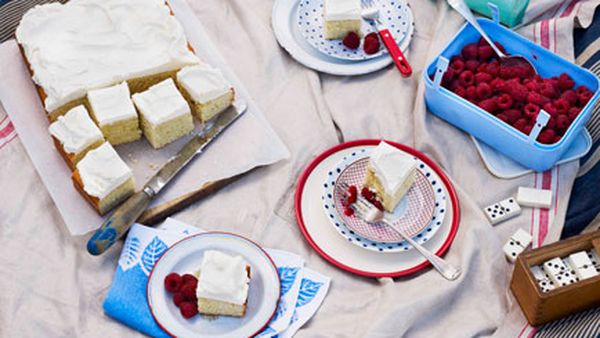 Buttermilk and vanilla cake with raspberries