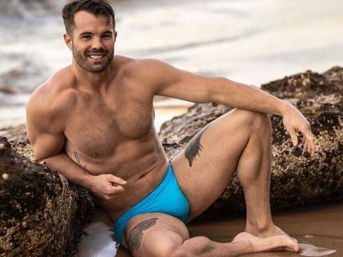 Athletes and charities have paid tribute to an openly gay Australian Olympian who has died aged 35.The first openly gay man to represent any country in the sport of bobsleigh, Simon Dunn also played for Sydney's gay rugby union club, the Sydney Convicts﻿.