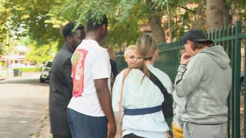 Un groupe d'élèves du secondaire a pris la matinée de cours pour montrer leur soutien à leur professeur, qui a été accusé d'avoir agressé un autre élève.