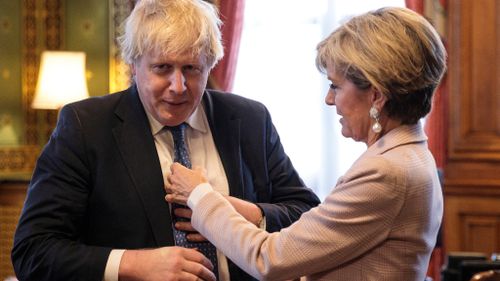 Julie Bishop fixes Boris Johnson's tie. (AAP)
