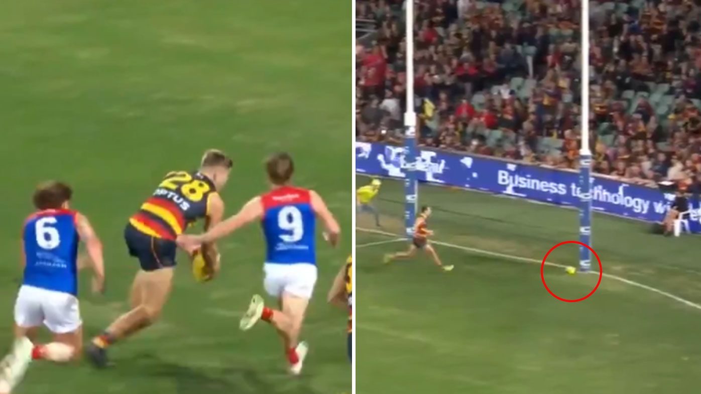 Rundt og rundt rester Majroe AFL: Adelaide defeats Melbourne, deliberate out of bounds non-call causes  controversy